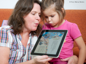 Rian Visser en meisje blazen in de ipad