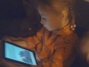 meisjemettablethaan meisje met tablet en app